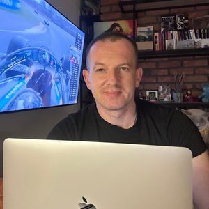 Спеціаліст WebManna Studio за ноутбуком під час роботи над digital-проєктом