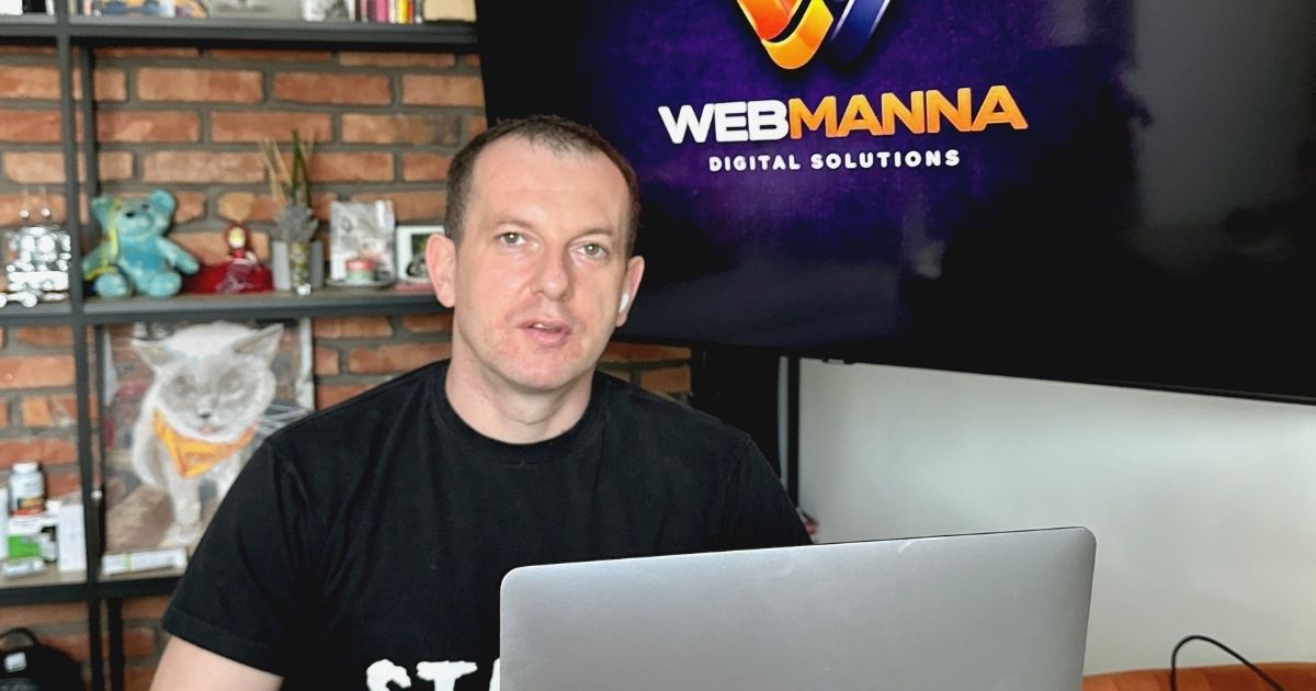 Засновник WebManna Studio за роботою над стратегією розвитку цифрового бізнесу